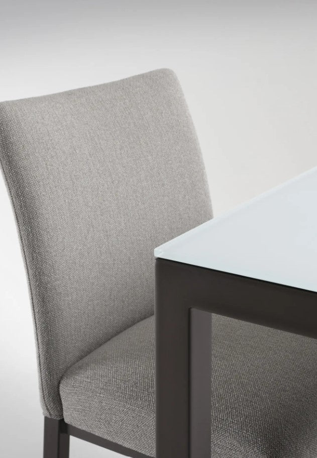 Cubo dining table